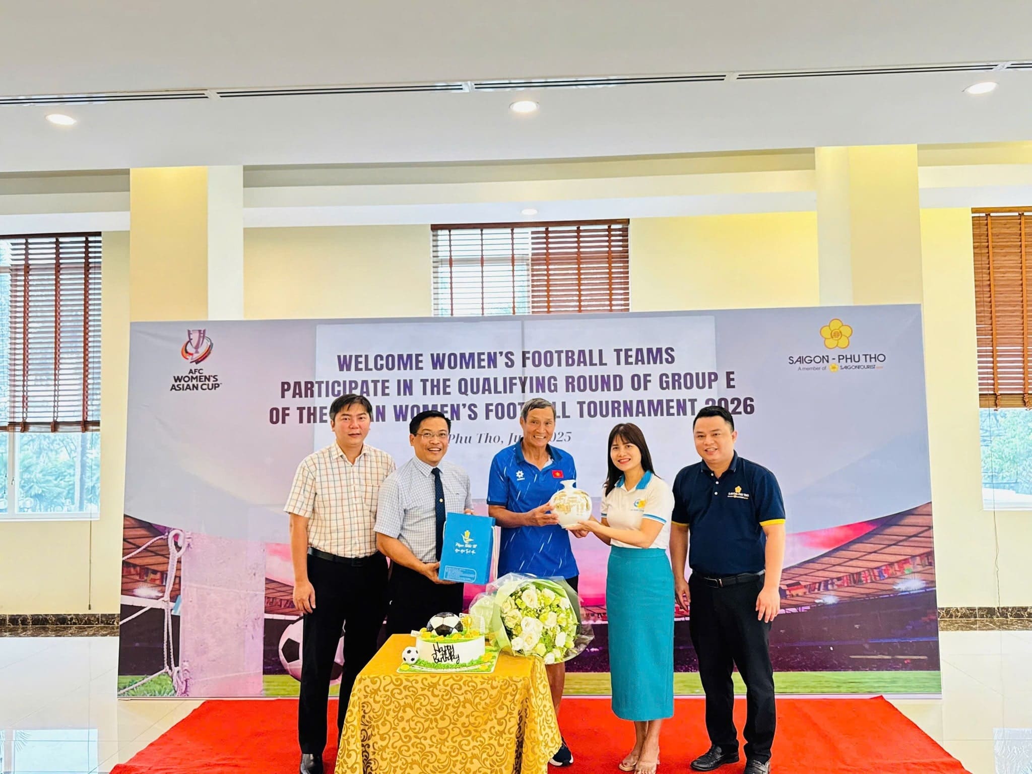 Gốm Sứ Ngọc Đất Tổ tri ân Huấn luyện viên Mai Đức Chung và Đội tuyển bóng đá nữ Việt Nam