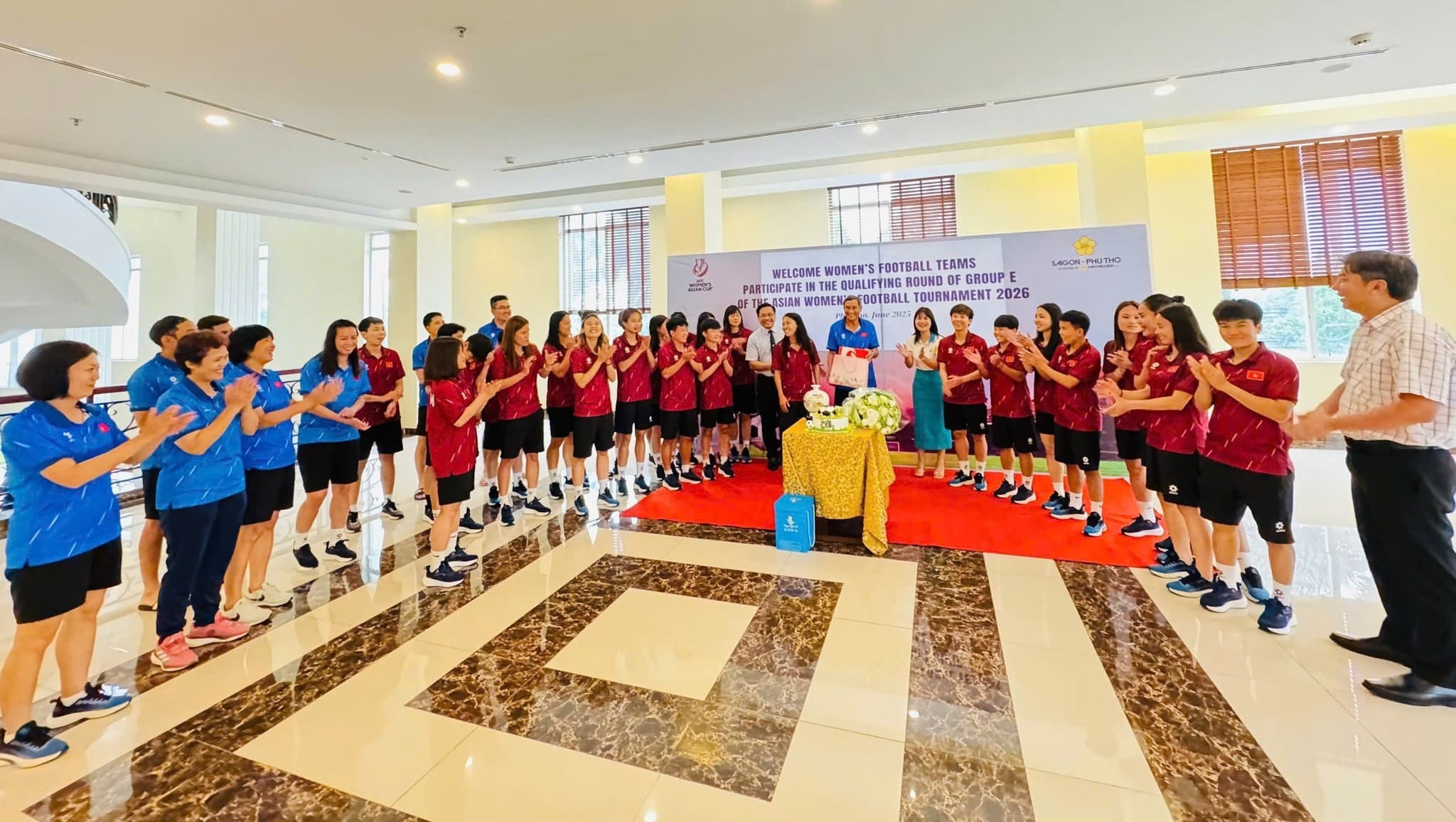 Gốm Sứ Ngọc Đất Tổ tri ân Huấn luyện viên Mai Đức Chung và Đội tuyển bóng đá nữ Việt Nam