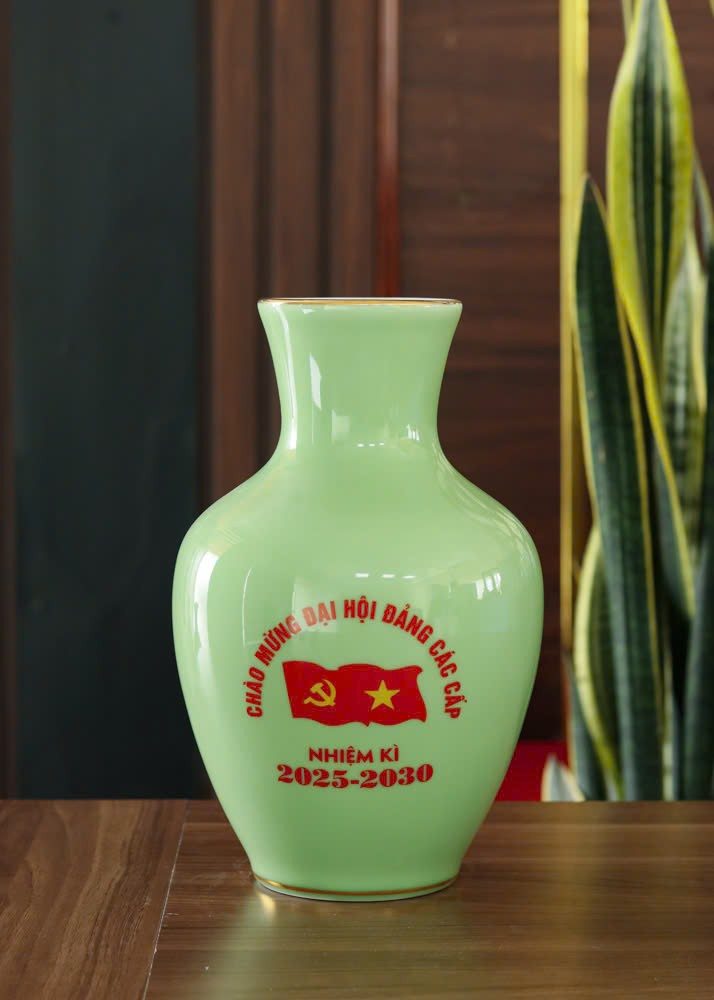 Gốm Sứ Thiết Kế Theo Yêu Cầu – Lựa Chọn Sang Trọng Cho Dịp Đại Hội Đảng