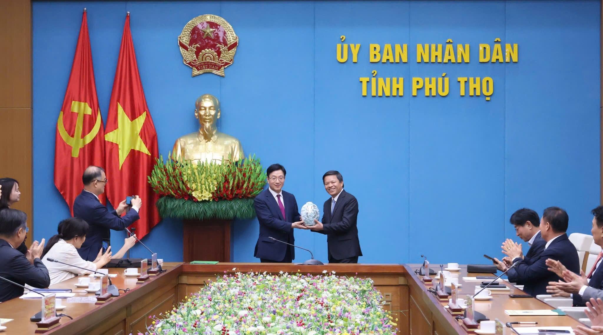 UBND tỉnh Phú Thọ tặng đoàn Korea Summit bình sứ Ngọc Đất Tổ