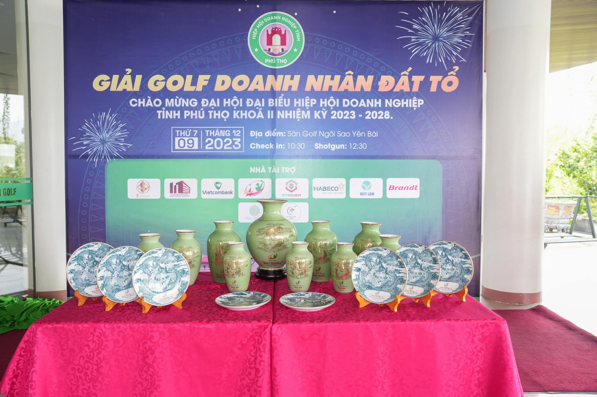 bộ cúp Golf Doanh Nhân Đất Tổ