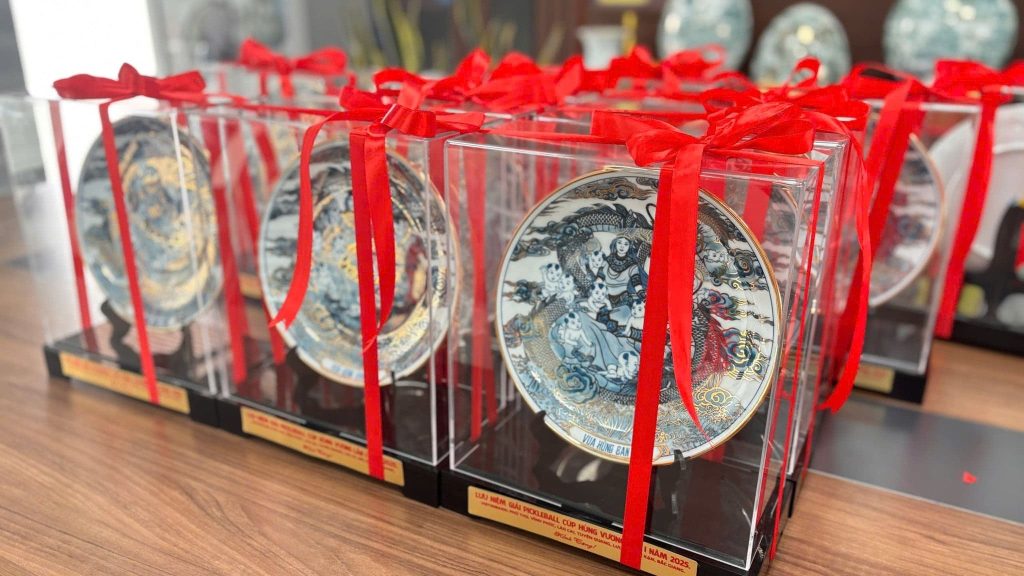 đĩa sứ “Con Rồng Cháu Tiên”