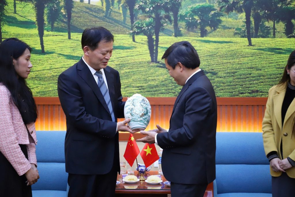 Phó Chủ tịch UBND tỉnh Phú Thọ – ông Phan Trọng Tấn trao tặng Bí thư Thành ủy TP Lâm Nghi, tỉnh Sơn Đông, Trung Quốc