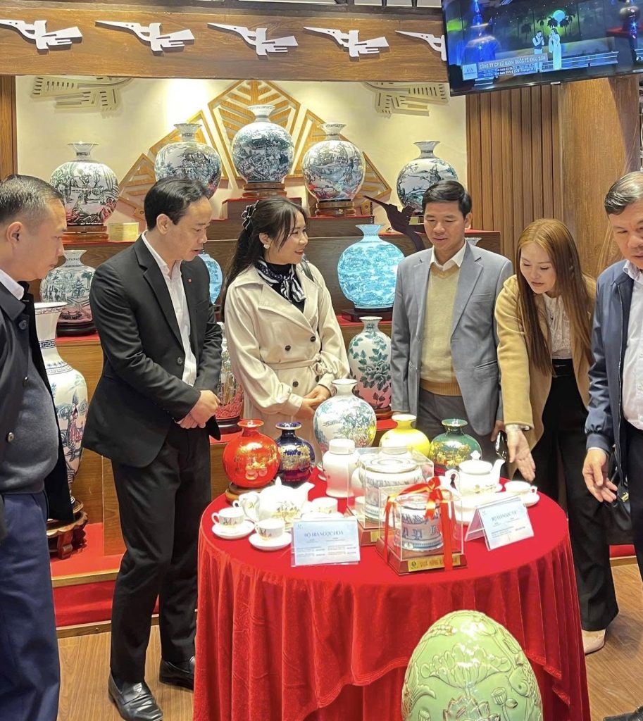 Hội doanh nhân trẻ tỉnh Quảng Ninh ghé thăm showroom Đền Hùng