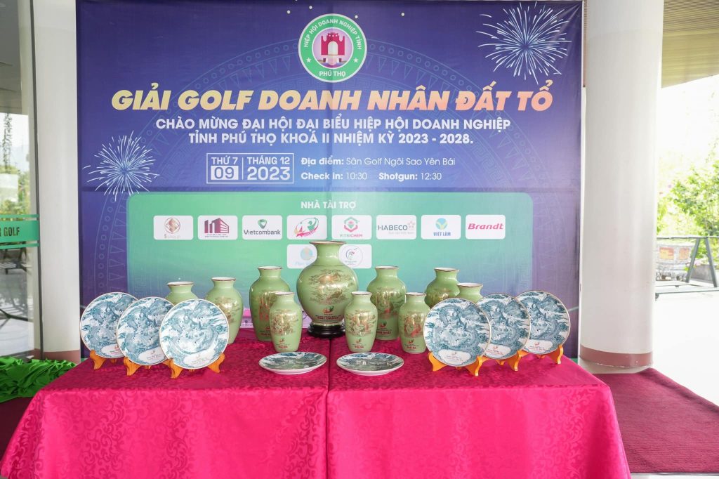 bộ cúp Golf Doanh Nhân Đất Tổ