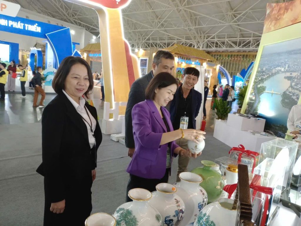 Gốm sứ Ngọc Đất Tổ tham gia Hội chợ Mùa Thu 2025 tại VEC